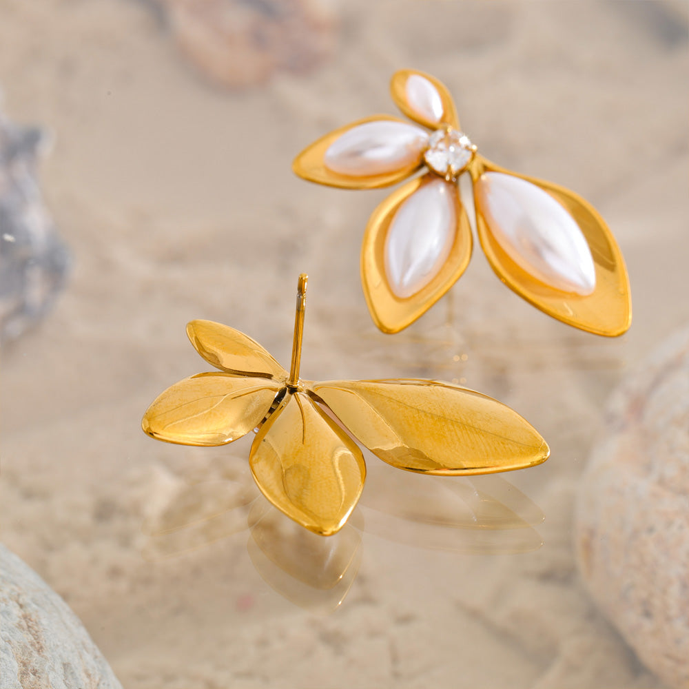 Sara Bloom Pearl Stud Earrings