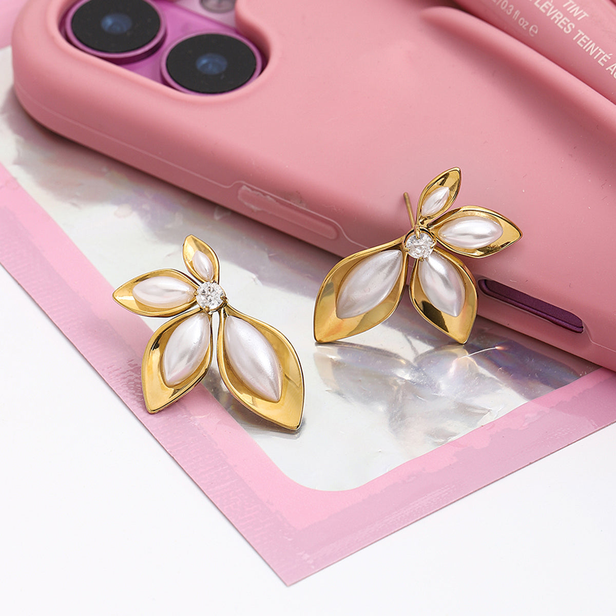 Sara Bloom Pearl Stud Earrings