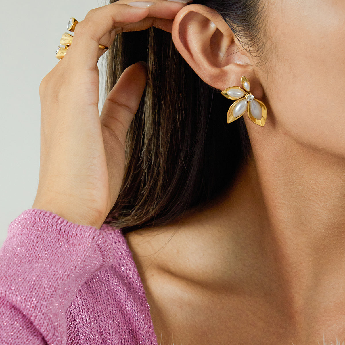 Sara Bloom Pearl Stud Earrings