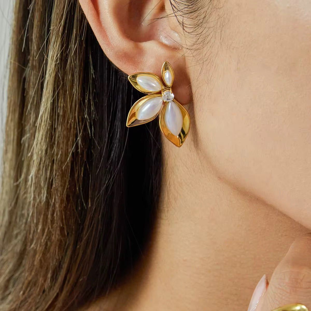 Sara Bloom Pearl Stud Earrings